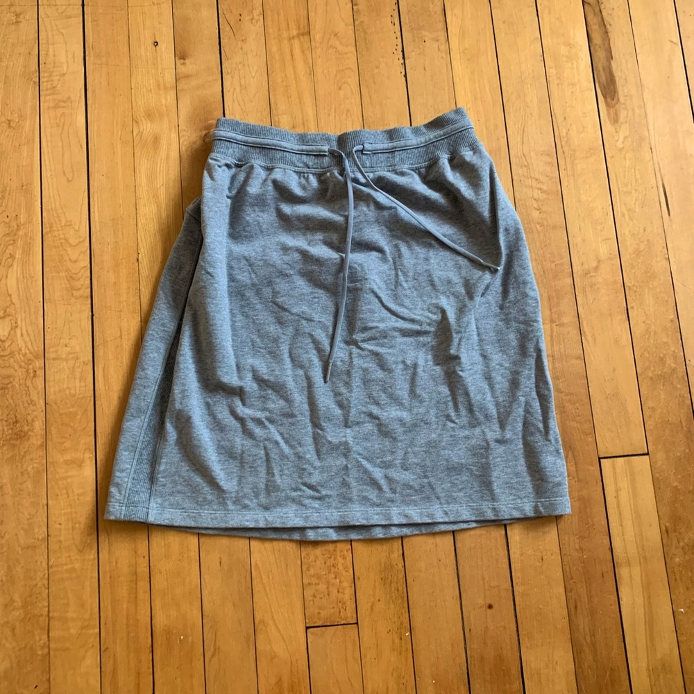 Sporty lululemon skirt, size 6. Like new.